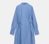 Elegante, confortável e fácil de combinar: a camisa vestido midi da Zara reúne listras clássicas, faixa na cintura e mangas amplas para criar produções sofisticadas sem esforço. Agora custa R$ 370,30