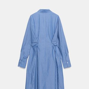 Elegante, confortável e fácil de combinar: a camisa vestido midi da Zara reúne listras clássicas, faixa na cintura e mangas amplas para criar produções sofisticadas sem esforço. Agora custa R$ 370,30