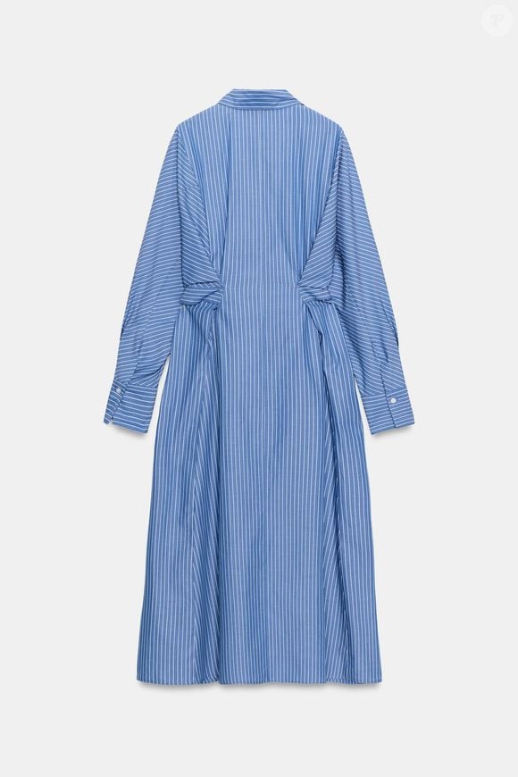 Elegante, confortável e fácil de combinar: a camisa vestido midi da Zara reúne listras clássicas, faixa na cintura e mangas amplas para criar produções sofisticadas sem esforço. Agora custa R$ 370,30
