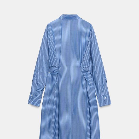 Elegante, confortável e fácil de combinar: a camisa vestido midi da Zara reúne listras clássicas, faixa na cintura e mangas amplas para criar produções sofisticadas sem esforço. Agora custa R$ 370,30