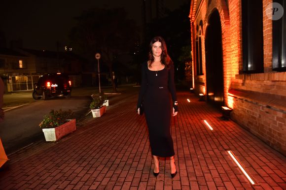 A top model Isabeli Fontana investiu em look all black para a noite especial