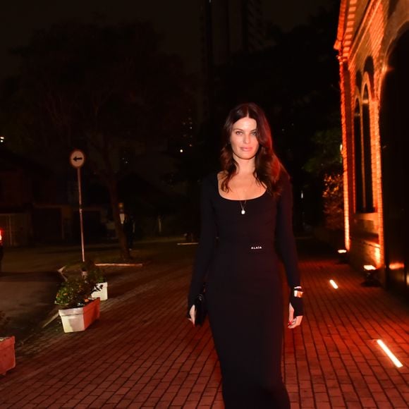 A top model Isabeli Fontana investiu em look all black para a noite especial