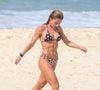 Jade Picon exibe abdômen sarado com biquíni de estampa poá