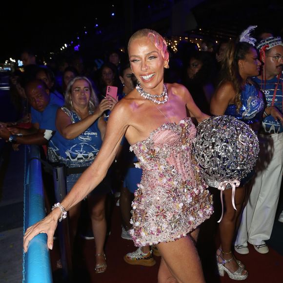 Adriane Galisteu roubou a cena na Sapucaí com acessório prateado usado na cabeça