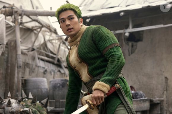 Mackenyu dá vida a Roronoa Zoro em 'One Piece'. O personagem é um espadachim poderoso que luta com três espadas e quer se tornar o maior do mundo