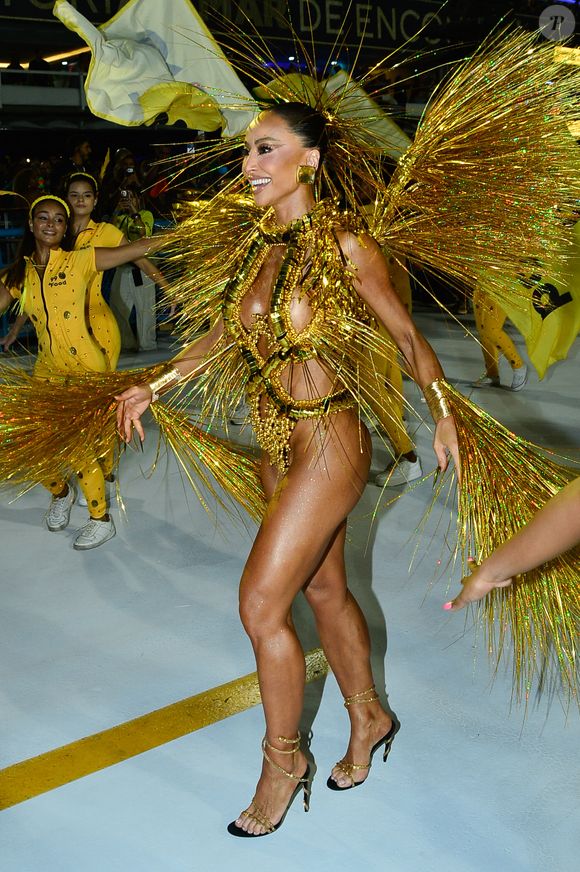 Sabrina Sato esbanjou luxo e brilho na segunda noite de desfiles do Rio de Janeiro: antes do desfile da Vila Isabel, atriz cruzou Sapucaí de dourado