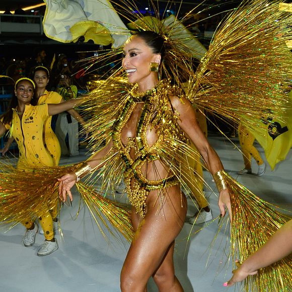 Sabrina Sato esbanjou luxo e brilho na segunda noite de desfiles do Rio de Janeiro: antes do desfile da Vila Isabel, atriz cruzou Sapucaí de dourado