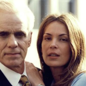 Carolina Ferraz e Francisco Cuoco não se entendiam nos bastidores de Pecado Capital. Atriz não aceitava beijar o bveterano na boca.