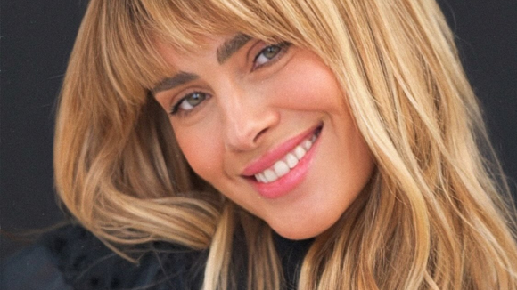 Adeus, Diná... Olá, diva pop! Carolina Dieckmmann abandona visual de 'A Viagem', surge com cabelão loiro e brinca: 'Já posso entrar para o time das lobas'