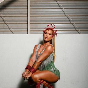 Cores da Grande Rio (verde, vermelho e branco) dominaram o look da musa, que esbanjou elegância e sensualidade na quadra