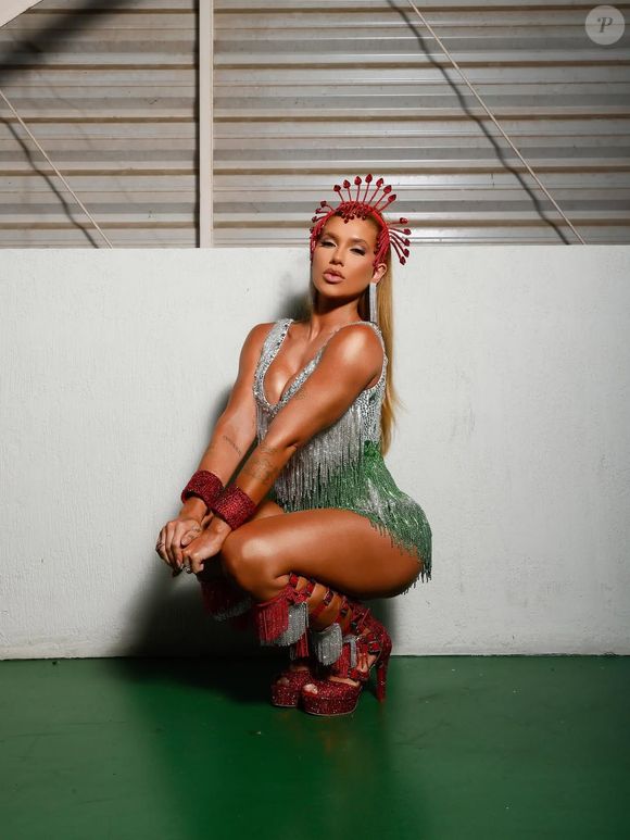 Cores da Grande Rio (verde, vermelho e branco) dominaram o look da musa, que esbanjou elegância e sensualidade na quadra