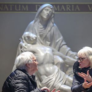 Glasgow, Escócia: fiéis conversam e oram para Papa Francisco após o anúncio de sua morte