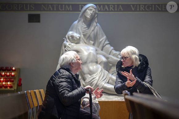 Glasgow, Escócia: fiéis conversam e oram para Papa Francisco após o anúncio de sua morte