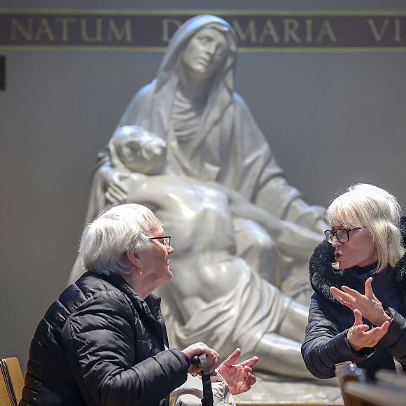 Glasgow, Escócia: fiéis conversam e oram para Papa Francisco após o anúncio de sua morte