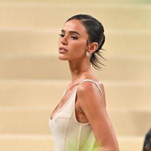 A edição de 2026 do Met Gala acontecerá em 4 de maio, mantendo a tradição da primeira segunda-feira de maio e reunindo os maiores nomes do entretenimento e da moda mundial no Metropolitan Museum of Art, de acordo com a Vogue; Bruna Marquezine já compareceu em 2024