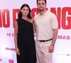 Mulher de Felipe Simas, Mariana Uhlmann apostou em vestido assimétrico para a pré-estreia do filme 'Rio de Sangue'