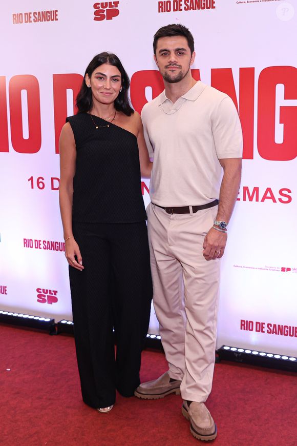 Mulher de Felipe Simas, Mariana Uhlmann apostou em vestido assimétrico para a pré-estreia do filme 'Rio de Sangue'