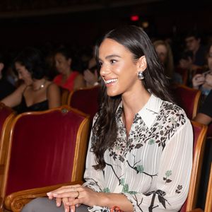 Com elegância discreta, e sorrisão no rosto, Bruna Marquezine brilha na pré-estreia do filme estrelado por Fernanda Montenegro.