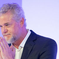 Médico alerta sobre os principais sintomas da doença raríssima e sem cura que fez o ator de 'Grey's Anatomy' perder os movimentos do braço