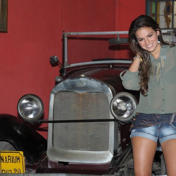 Na adolescência, Bruna apostava em produções mais convencionais, com vestidos longos, cinturas marcadas e beleza romântica