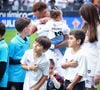 Neymar perdeu com o Santos para o Coritiba, mas as filhas Mavie e Mel roubaram a cena com fantasia de princesa e camisa customizada no estádio