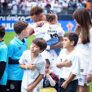 Neymar perdeu com o Santos para o Coritiba, mas as filhas Mavie e Mel roubaram a cena com fantasia de princesa e camisa customizada no estádio