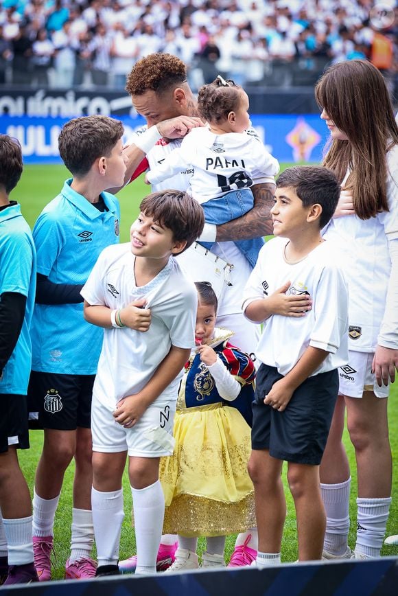 Neymar perdeu com o Santos para o Coritiba, mas as filhas Mavie e Mel roubaram a cena com fantasia de princesa e camisa customizada no estádio