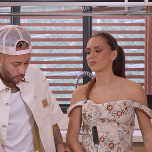 Neymar colocou a mão na massa para fazer o fricassê e aprovou o resultado com Bruna Biancardi