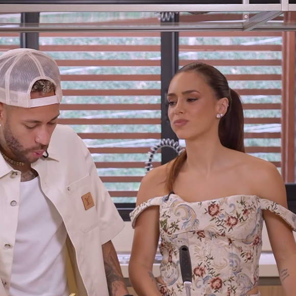 Neymar colocou a mão na massa para fazer o fricassê e aprovou o resultado com Bruna Biancardi