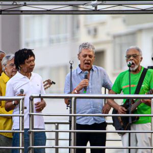 Chico Buarque na manifestação contra a anistia em Copacabana