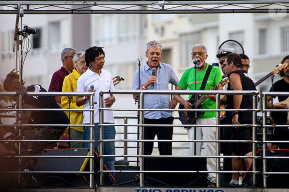 Chico Buarque na manifestação contra a anistia em Copacabana