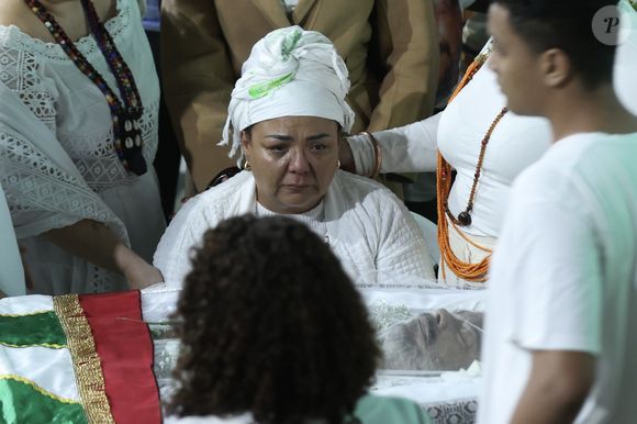 O velório de Arlindo Cruz segue a tradição do gurufim, um ritual transforma o velório em um momento de alegria com música e bebida para espantar a tristeza