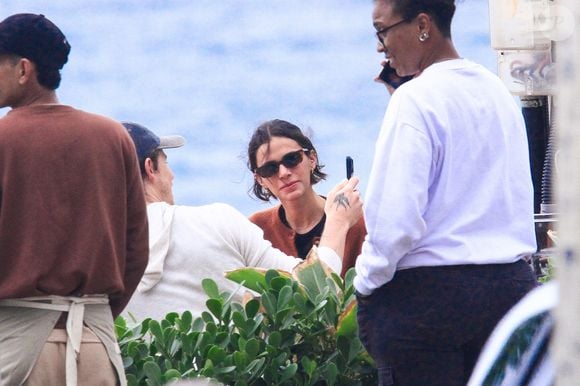Shawn Mendes e Bruna Marquezine surgem em passeio com a família no Rio