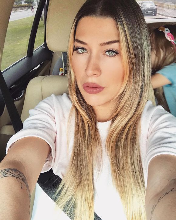 Maxilar de Renata Muller sempre foi definido naturalmente e garantia um charme para a influenciadora
