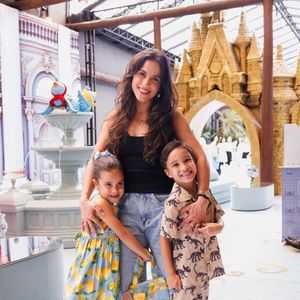 Camilla Camargo com os filhos na festa da filha de Zezé