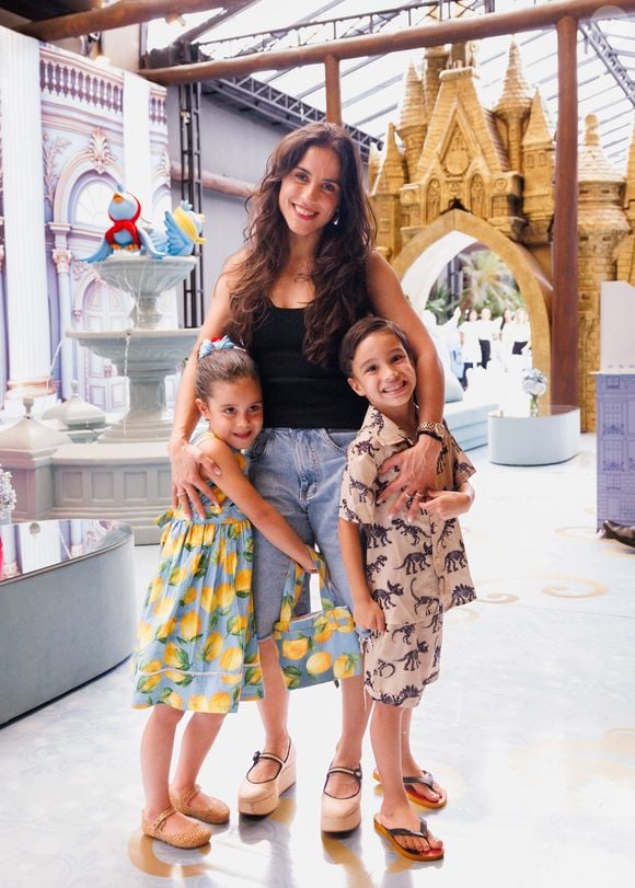 Camilla Camargo com os filhos na festa da filha de Zezé