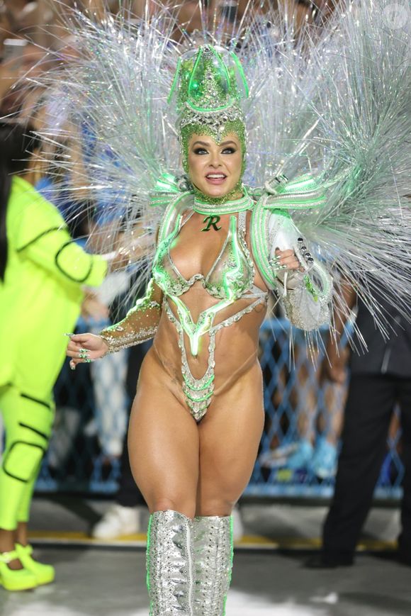 Fabiola de Andrade usou fantasia ultracavada como Rainha de Bateria da Mocidade de Padre Miguel