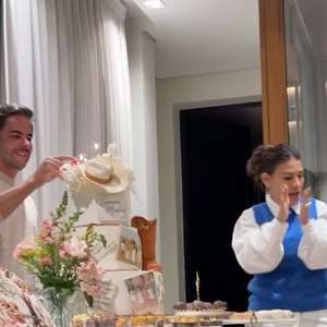 Bolo de Simone Mendes teve 3 andares e decoração intimista, sem muitos detalhes