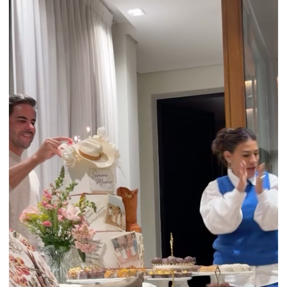 Bolo de Simone Mendes teve 3 andares e decoração intimista, sem muitos detalhes