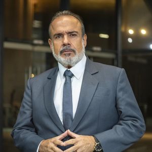 André Mattos, ausente da Globo há duas décadas, chega como delegado Jairo Barroso.