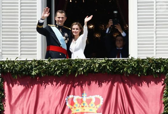 O tom dourado da pele pode comunicar mais do que beleza. Especialistas explicam que ele está associado, no imaginário coletivo, a férias, descanso, saúde e qualidade de vida; na foto ao lado rainha Letizia aparece o Rei Felipe VI em sua coroação em Madri, na Espanha