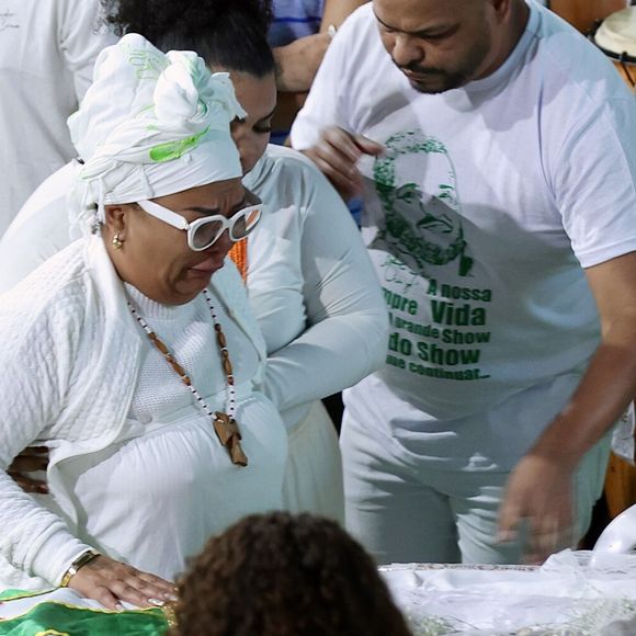 Velório de Arlindo Cruz aconteceu no sábado (07), na quadra do Império Serrano, no Rio de Janeiro e reuniu amigos, fãs e cerveja liberada, como o sambista pediu