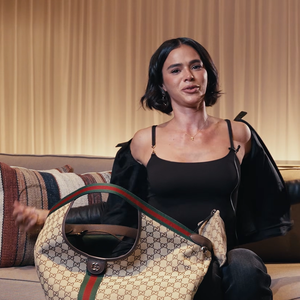 Depois de tomar o óleo de orégano, Bruna Marquezine brincou que estava até suando por causa do produto e aproveitou a situação para elogiar sua regata