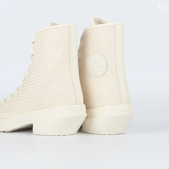 Entre a estética Y2K e a moda contemporânea, o Converse Chuck 70 De Luxe Pointed Hi aparece como uma das versões mais diferentes do clássico da marca, mantendo detalhes icônicos que os fãs reconhecem de longe