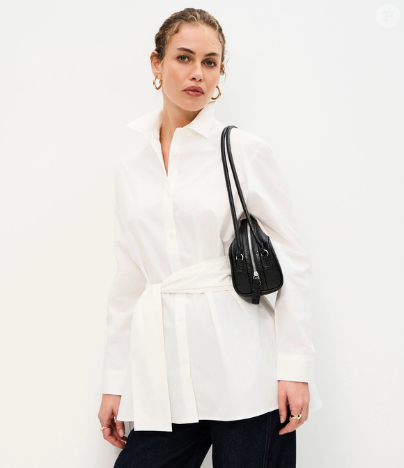 Com modelagem sofisticada e acabamento refinado, esta camisa branca da Renner prova que é possível reproduzir a elegância de Carolina Herrera sem gastar muito.