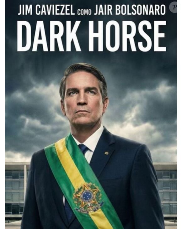 A cinebiografia 'Dark Horse', inspirada na trajetória de Jair Bolsonaro, virou alvo de repercussão internacional após o jornal britânico Financial Times afirmar que o projeto estaria se transformando em uma verdadeira "comédia de erros" política. Segundo a publicação, o filme pode até ameaçar os planos eleitorais de Flávio Bolsonaro
