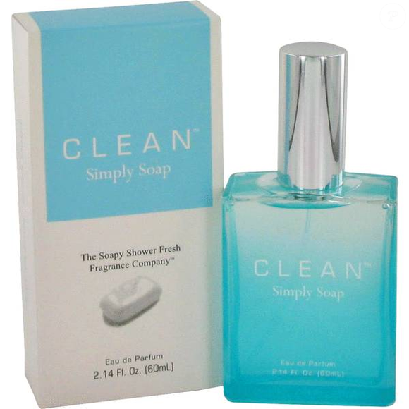 Já o Clean Shower Fresh, de 2007, segue a mesma linha de perfume leve e confortável, mas com um toque mais cítrico. A fragrância começa com Limão, Mandarina e Laranja, passa por um coração floral com Flor de Laranjeira, Lírio-do-Vale e Jasmim e termina com Almíscar e notas amadeiradas, reforçando aquele cheirinho de limpeza que a própria Xuxa disse amar