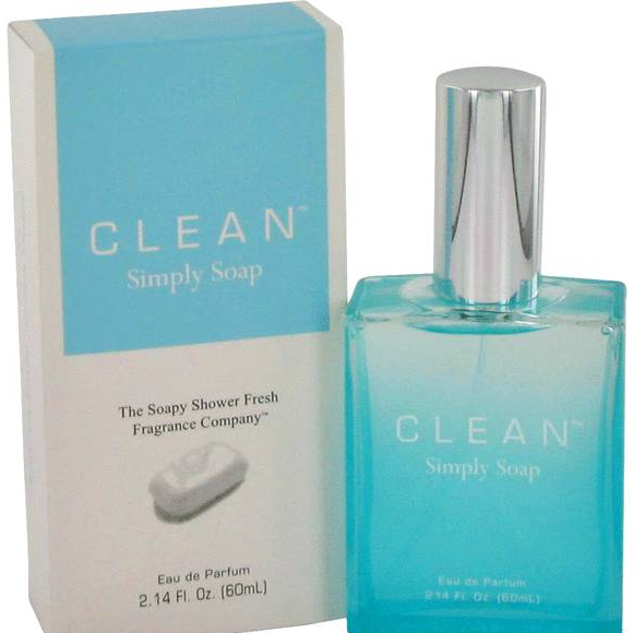 Já o Clean Shower Fresh, de 2007, segue a mesma linha de perfume leve e confortável, mas com um toque mais cítrico. A fragrância começa com Limão, Mandarina e Laranja, passa por um coração floral com Flor de Laranjeira, Lírio-do-Vale e Jasmim e termina com Almíscar e notas amadeiradas, reforçando aquele cheirinho de limpeza que a própria Xuxa disse amar