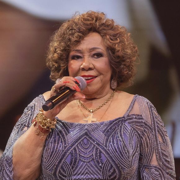 Alcione, uma das maiores vozes da música nacional, a artista enfrentou uma juventude marcada por racismo, machismo e preconceitos sociais. “Negra, nordestina e mulher. A gente sofre”, disse Alcione durante participação no Conversa com Bial, em 2019.