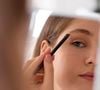 Para além de técnicas sofisticadas como o microblading ou a laminação de sobrancelhas, a maquiagem é um recurso usado há muito tempo para preencher, engrossar e alongar os fios